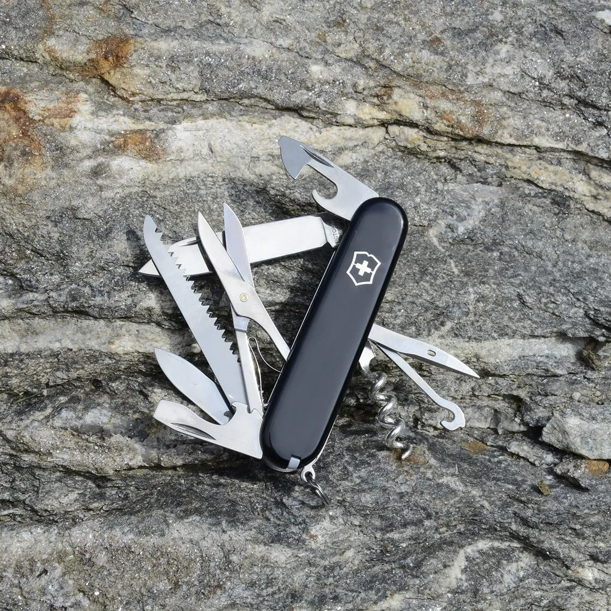 Victorinox Huntsman Swiss Army Knife, 15 Functions, Swiss Made Pocket Knife with Large Blade, Screwdriver, Scissors and Wood Saw - Black