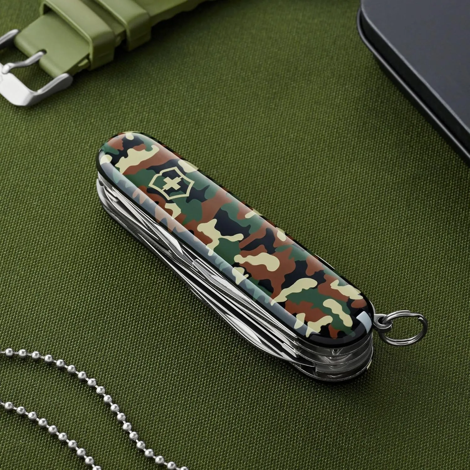Victorinox Huntsman Swiss Army Knife, 15 Functions, Swiss Made Pocket Knife with Large Blade, Screwdriver, Scissors and Wood Saw - Camouflage