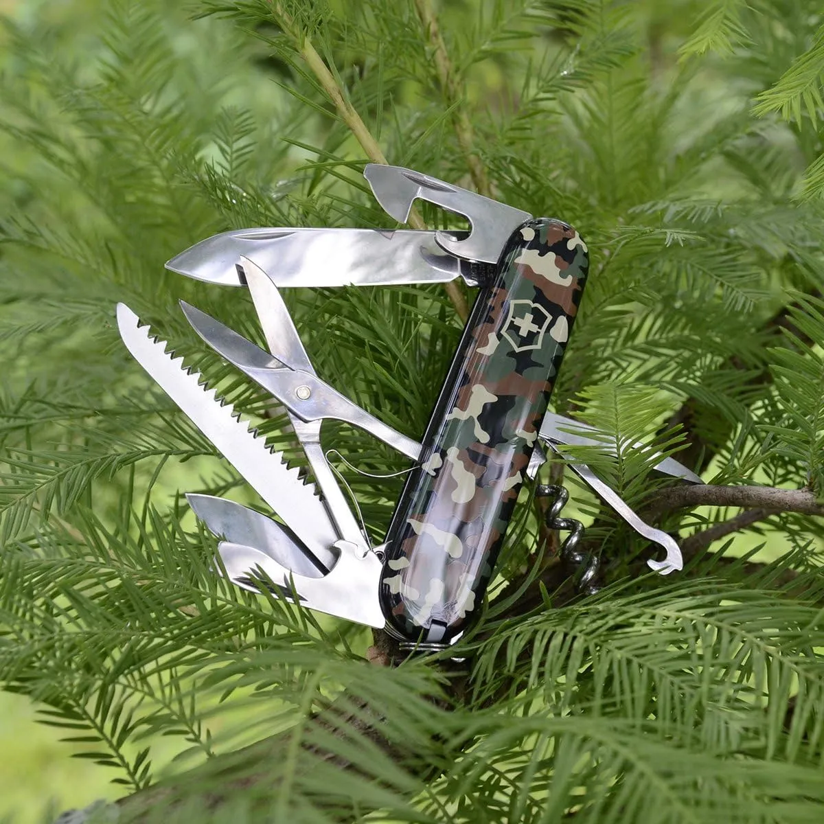 Victorinox Huntsman Swiss Army Knife, 15 Functions, Swiss Made Pocket Knife with Large Blade, Screwdriver, Scissors and Wood Saw - Camouflage